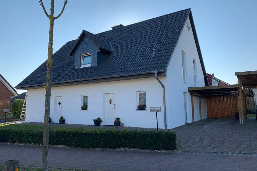 Fassadenanstrich am Einfamilienhaus mit Gerüst