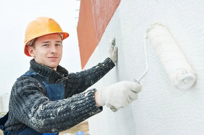 Gewebeputz Armierungsputz Malereibetrieb Hannover Mann streicht Gewebeputz an Fassade Malereibetrieb Hannover
