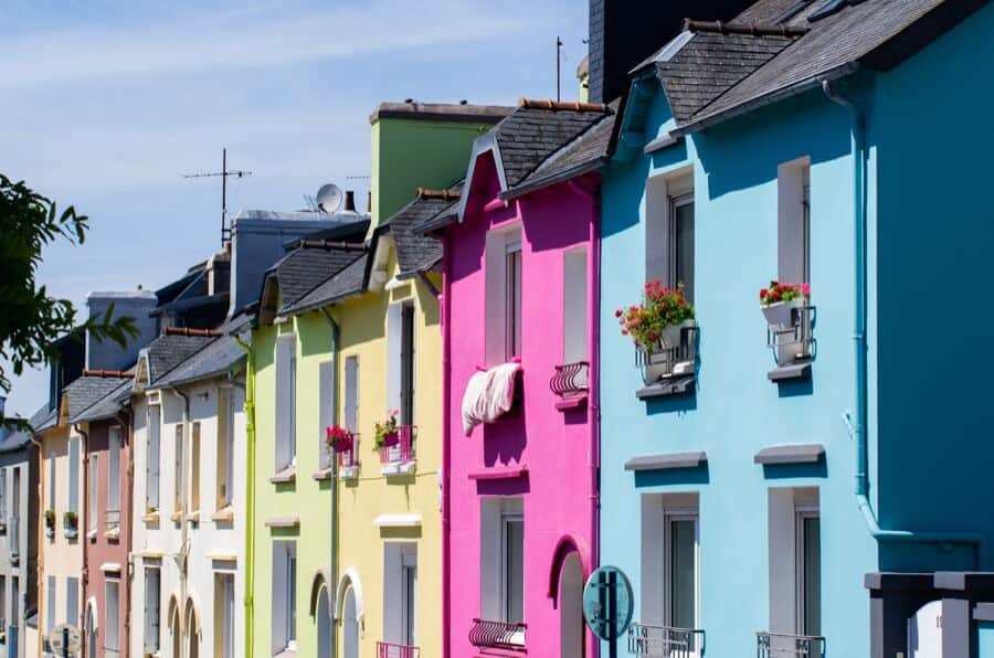 Häuser Anstrich unterschiedliche Farben in Straße Häuser angestrichen in bunt in Straße