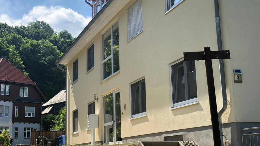 Mehrfamilienhaus mit neuem Fassadenanstrich