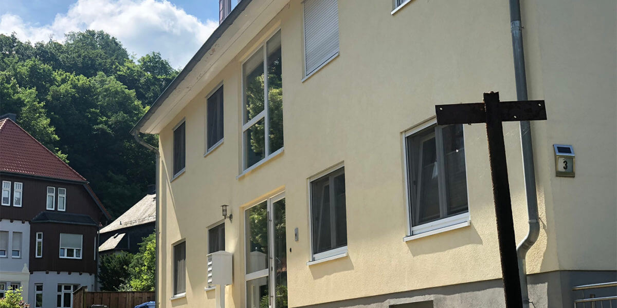 Mehrfamilienhaus mit neuem Fassadenanstrich
