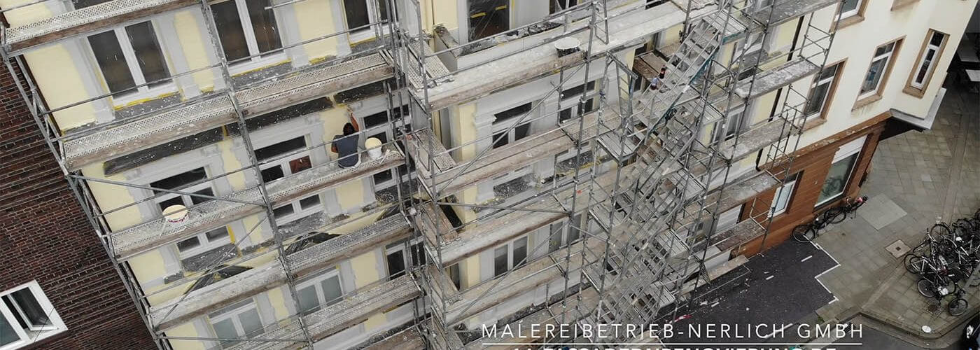 Fassadenanstrich eines Mehrfamilienhauses