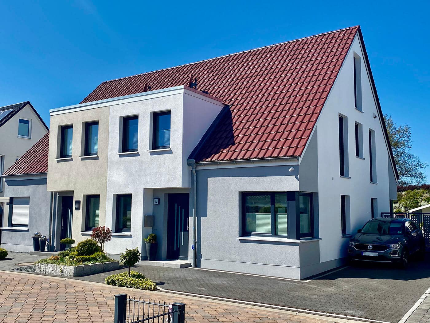 Fassadenanstrich mit Perleffekt als Algenschutz im Farbton Weiß und Grau