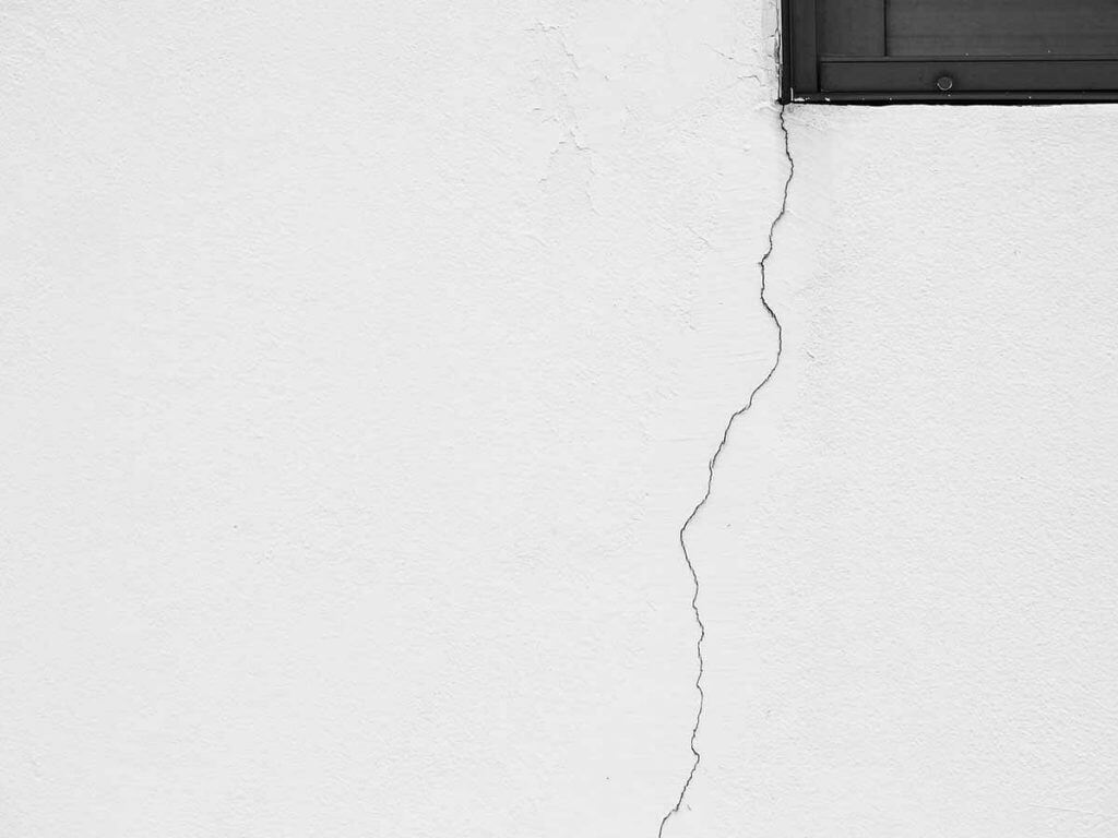 Putzriss aus Fensterecke an Fassade Putzriss aus Fensterecke an Fassade