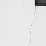 Putzriss aus Fensterecke an Fassade