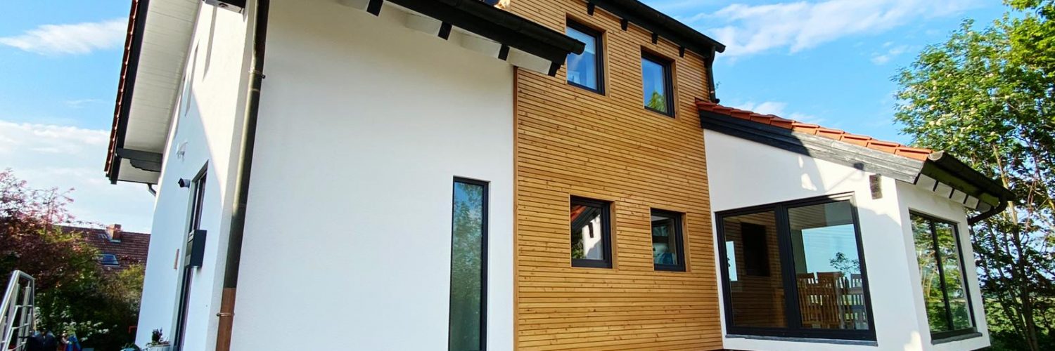 Ihr Maler für Fassadenrenovierungen in Ronnenberg: Fassadenputz mit Lotuseffekt und Rhombus Fassade aus sibirischer Lärche