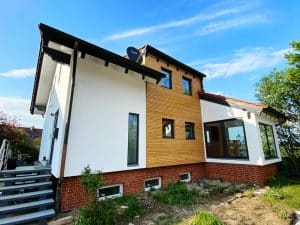 Ihr Maler für Fassadenrenovierungen in Ronnenberg: Fassadenputz mit Lotuseffekt und Rhombus Fassade aus sibirischer Lärche