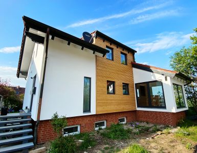 Ihr Maler für Fassadenrenovierungen in Ronnenberg: Fassadenputz mit Lotuseffekt und Rhombus Fassade aus sibirischer Lärche