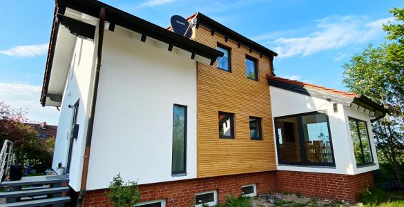 Ihr Maler für Fassadenrenovierungen in Ronnenberg: Fassadenputz mit Lotuseffekt und Rhombus Fassade aus sibirischer Lärche