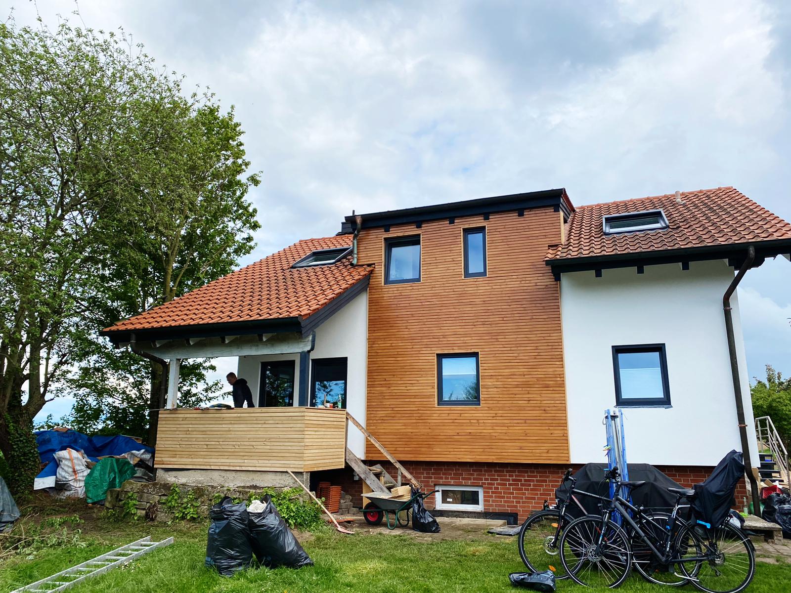 Ihr Maler für Fassadenrenovierungen in Ronnenberg: Fassadenputz mit Lotuseffekt und Rhombus Fassade aus sibirischer Lärche